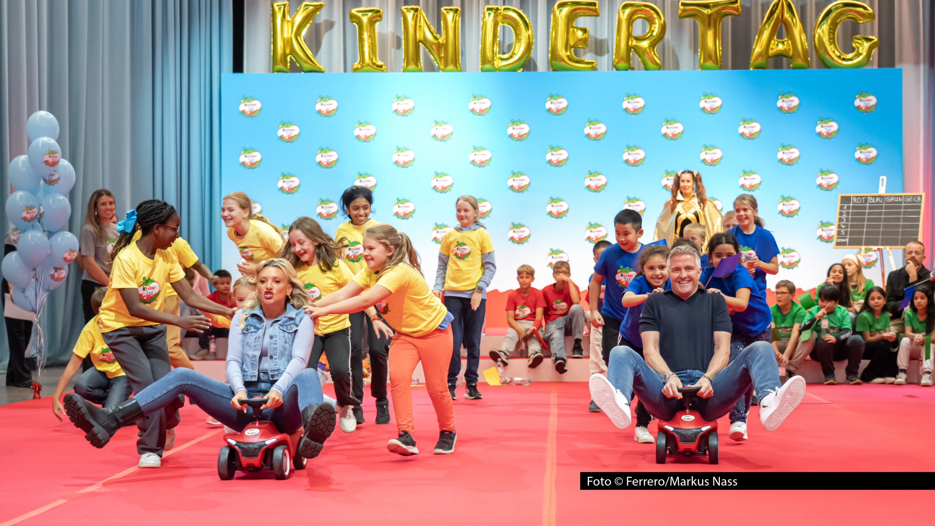 Am 17. September feierte die Marke „kinder“ in Berlin den „kinderTag“ – zusammen mit Kindern aus drei Arche-Einrichtungen und prominenter Unterstützung. Ein Highlight war u.a. ein actionreiches Bobbycar-Rennen, bei dem die Team-Captains Ralf Schumacher, Evelyn Burdecki, Ross Antony, Diego Pooth und Louisa Büscher gemeinsam mit ihren Teams Vollgas gaben. Foto © Ferrero/Markus Nass