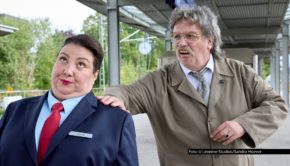 Die Komödie „Horst Schlämmer sucht das Glück“ mit Hape Kerkeling und Meltem Kaptan eröffnet am 1. Juni die 35. Ausgabe des Kinofests Lünen. Bei dem Festival stehen u.a. auch zwei Filme mit Sandra Hüller und eine Vorpremiere des neuen Dortmunder „Tatorts“ auf dem Programm. (Foto © Leonine Studios/Sandra Hoever)