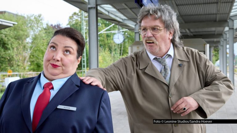 Die Komödie „Horst Schlämmer sucht das Glück“ mit Hape Kerkeling und Meltem Kaptan eröffnet am 1. Juni die 35. Ausgabe des Kinofests Lünen. Bei dem Festival stehen u.a. auch zwei Filme mit Sandra Hüller und eine Vorpremiere des neuen Dortmunder „Tatorts“ auf dem Programm. (Foto © Leonine Studios/Sandra Hoever)