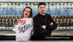 Der Food-Blogger und Publizist Hendrik Haase fordert Tim Mälzer in einer neuen Folge der Vox-Kochshow „Kitchen Impossible“ zum Kochduell. Dabei geht’s für ihn u.a. darum, in der albanischen Hauptstadt Tirana ein klassisches regionales Gericht zuzubereiten. (Foto: RTL/Nady El-Tounsy)