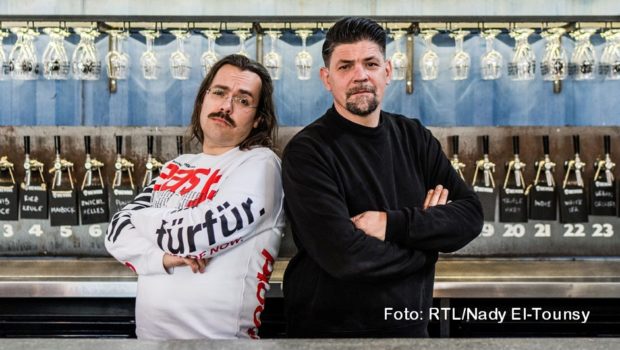 Der Food-Blogger und Publizist Hendrik Haase fordert Tim Mälzer in einer neuen Folge der Vox-Kochshow „Kitchen Impossible“ zum Kochduell. Dabei geht’s für ihn u.a. darum, in der albanischen Hauptstadt Tirana ein klassisches regionales Gericht zuzubereiten. (Foto: RTL/Nady El-Tounsy)