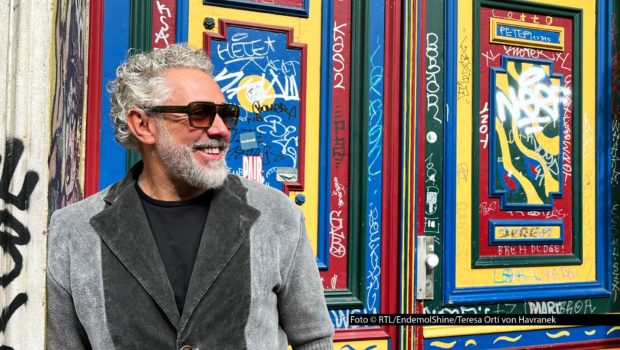 Spitzenkoch Roland Trettl übernimmt am 3. Mai wieder die Gastgeberrolle in der Vox-Show „Kitchen Impossible“. Darin liefert er sich einen kulinarischen Wettkampf mit seinem Kollegen Lukas Mraz. Schauplätze sind Rumänien, die Slowakei, Schweden und Berlin. Foto © RTL/EndemolShine/Teresa Orti von Havranek