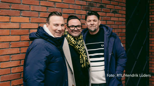 Zum Staffelfinale von „Kitchen Impossible“ liefern sich die drei Spitzengastronomen und „Best Friends“ Tim Mälzer, Hans Neuner und Tim Raue ein Kochduell quer durch Europa. Ihre Reise führt sie von der griechischen Insel Kreta, über München bis hin ins erste europäische Unterwasserrestaurant. (Foto: RTL/Hendrik Lüders)
