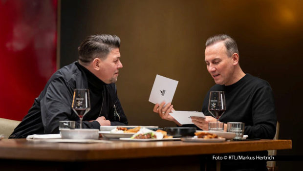 Staffel 10 der Vox-Kochshow „Kitchen Impossible“ endet am 22. Juni mit einem echten Evergreen. Tim Mälzer trifft einmal mehr auf seinen Freund und Dauerrivalen, den Berliner Spitzenkoch Tim Raue. Die beiden liefern sich ein kulinarisches Duell in Brasilien und Dänemark. Foto © RTL/Markus Hertrich