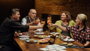 Zwei namhaft besetzte Duos liefern sich am 4. Mai einen kulinarischen Wettkampf in der Vox-Show „Kitchen Impossible“. Tim Mälzer geht mit dem Londoner Starkoch Gennaro Contaldo ins Rennen, während Cornelia Poletto ein Team mit ihrer Hamburger Kollegin Anna Sgroi bildet. Foto © RTL/Hendrik Lüders
