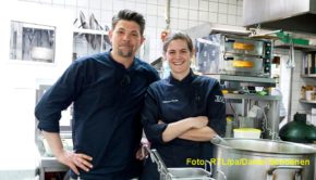 Am 25. Februar fordert Viktoria Fuchs, Spitzenköchin aus dem Schwarzwald, in der Vox-Show „Kitchen Impossible“ Tim Mälzer heraus. Die ausgeklügelten kulinarischen Aufgaben, die sich beiden gegenseitig stellen, führen sie u.a. in die Metropolen Wien und Paris. (Foto: RTL/pa/Daniel Schoenen)