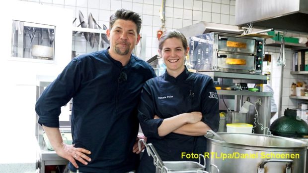 Am 25. Februar fordert Viktoria Fuchs, Spitzenköchin aus dem Schwarzwald, in der Vox-Show „Kitchen Impossible“ Tim Mälzer heraus. Die ausgeklügelten kulinarischen Aufgaben, die sich beiden gegenseitig stellen, führen sie u.a. in die Metropolen Wien und Paris. (Foto: RTL/pa/Daniel Schoenen)