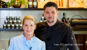 Hamburger unter sich. Spitzenköchin und Gastronomin Cornelia Poletto fordert am 13. März in einer neuen Ausgabe der Vox-Show „Kitchen Impossible“ ihren Kollegen Tim Mälzer heraus. Auf dem Plan beim Kochduell stehen u.a. Spezialitäten aus dem Engadin, Skandinavien und Nordindien. (Foto: RTL/pa/Axel Heimken)