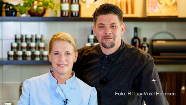Hamburger unter sich. Spitzenköchin und Gastronomin Cornelia Poletto fordert am 13. März in einer neuen Ausgabe der Vox-Show „Kitchen Impossible“ ihren Kollegen Tim Mälzer heraus. Auf dem Plan beim Kochduell stehen u.a. Spezialitäten aus dem Engadin, Skandinavien und Nordindien. (Foto: RTL/pa/Axel Heimken)