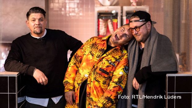 Die siebte Staffel der Vox-Kochshow „Kitchen Impossible“ geht am 3. April mit einer „Best Friends Edition“ zu Ende. Tim Mälzer sowie die Sterneköche Tim Raue und Max Strohe liefern sich in den Niederlanden, Südtirol und Portugal einen Dreikampf am Herd. (Foto: RTL/Hendrik Lüders)