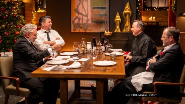 Am 15. Dezember läuft bei Vox die Weihnachts-Edition von „Kitchen Impossible“. In diesem Jahr tritt Gastgeber Tim Mälzer gemeinsam mit Roland Trettl gegen seine Kochkollegen Tim Raue und Sepp Schellhorn im kulinarischen Wettstreit um das beste Weihnachtsmenü an. Foto © RTL/Markus Hertrich