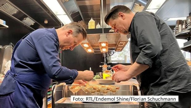 Die Dauerrivalen Tim Raue und Tim Mälzer treten am 22. Dezember als Team zu „Kitchen Impossible – Die Weihnachts-Edition“ an. Ihre Gegner in der Vox-Show sind Roland Trettl und Sepp Schellhorn. Gekocht wird diesmal in Fürstenau in der Schweiz und auf der griechischen Insel Kreta. (Foto: RTL/Endemol Shine/Florian Schuchmann)