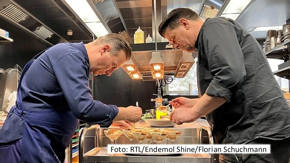 Die Dauerrivalen Tim Raue und Tim Mälzer treten am 22. Dezember als Team zu „Kitchen Impossible – Die Weihnachts-Edition“ an. Ihre Gegner in der Vox-Show sind Roland Trettl und Sepp Schellhorn. Gekocht wird diesmal in Fürstenau in der Schweiz und auf der griechischen Insel Kreta. (Foto: RTL/Endemol Shine/Florian Schuchmann)