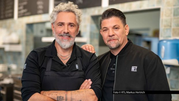 Nach ihrem gemeinsamen Einsatz „Mälzer und Trettl liefern ab!“ (auf RTL+ verfügbar), steht für die beiden Spitzenköche Roland Trettl und Tim Mälzer schon das nächste Projekt in den Startlöchern. Am 12. April geht „Kitchen Impossible“ bei Vox in die nächste Runde. Trettl übernimmt für drei Ausgaben die Gastgeberrolle. Foto © RTL/Markus Hertrich