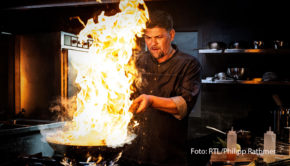 Auch in der achten Staffel von „Kitchen Impossible“, die Vox ab dem 12. Februar ausstrahlt, lässt Protagonist Tim Mälzer nichts anbrennen. In den kulinarischen Wettkämpfen trifft er diesmal u.a. auf Tim Raue, René Frank, Elif Oskan, Sascha Stemberg und Hans Neuner. (Foto: RTL/Philipp Rathmer)
