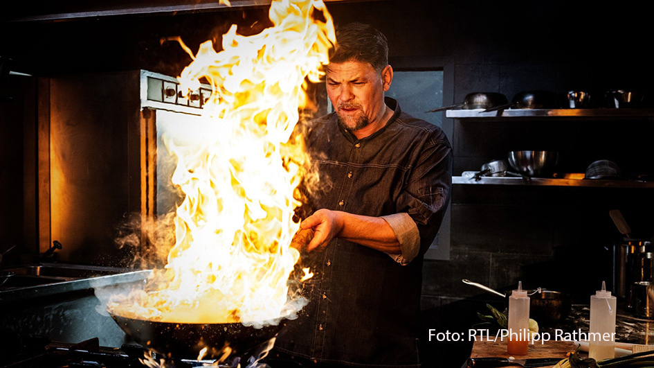 Auch in der achten Staffel von „Kitchen Impossible“, die Vox ab dem 12. Februar ausstrahlt, lässt Protagonist Tim Mälzer nichts anbrennen. In den kulinarischen Wettkämpfen trifft er diesmal u.a. auf Tim Raue, René Frank, Elif Oskan, Sascha Stemberg und Hans Neuner. (Foto: RTL/Philipp Rathmer)