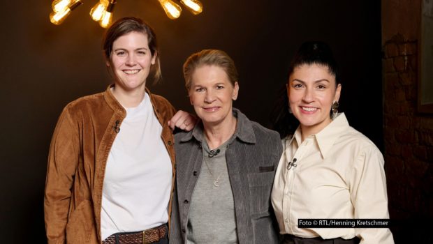 Am 10. Mai zeigt Vox die erste Team-Edition von „Kitchen Impossible“. Die Spitzenköchinnen Viktoria Fuchs, Cornelia Poletto, Elif Oskan stellen sich dabei jeweils in Zweier-Konstellationen drei kulinarischen Herausforderungen. Schauplätze sind Oberbayern, Dänemark und Curaçao. (Foto © RTL/Henning Kretschmer)