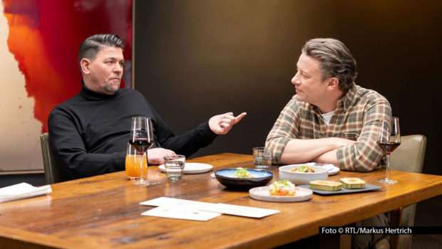 Tim Mälzer und Jamie Oliver haben sich bereits als junge Köche in London kennengelernt. Nun treffen sie sich dort zum freundschaftlichen kulinarischen Duell für die Vox-Show „Kitchen Impossible“ wieder. Dabei bekommen die beiden auch eine Aufgabe von ihrem Mentor Gennaro Contaldo gestellt. Foto © RTL/Markus Hertrich