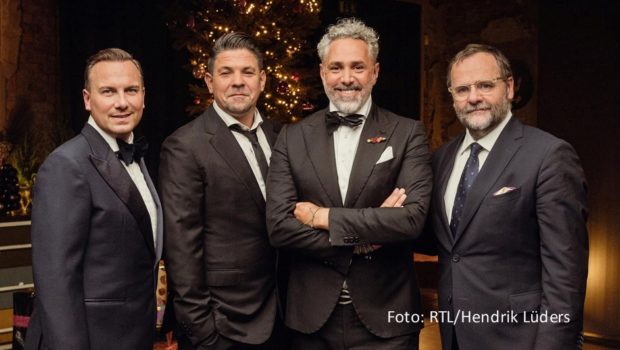 Feiner Zwirn ist angesagt, wenn Tim Raue und Tim Mälzer im Dezember ihren kulinarischen Wettkampf gegen Roland Trettl und Sepp Schellhorn Revue passieren lassen. Schauplätze von „Kitchen Impossible – Die Weihnachts-Edition“ sind die griechische Insel Kreta und der Kanton Graubünden in der Schweiz. (Foto: RTL/Hendrik Lüders)