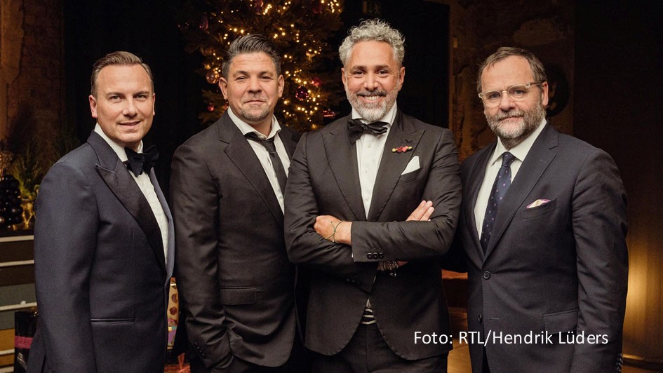 Feiner Zwirn ist angesagt, wenn Tim Raue und Tim Mälzer im Dezember ihren kulinarischen Wettkampf gegen Roland Trettl und Sepp Schellhorn Revue passieren lassen. Schauplätze von „Kitchen Impossible – Die Weihnachts-Edition“ sind die griechische Insel Kreta und der Kanton Graubünden in der Schweiz. (Foto: RTL/Hendrik Lüders)