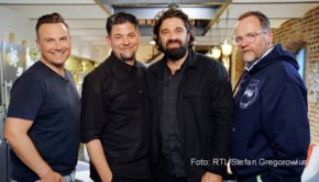 Im diesjährigen Weihnachts-Special von „Kitchen Impossible“ treten die deutschen Köche Tim Raue und Tim Mälzer als Team gegen ihre österreichischen Kollegen Konstantin Filippou und Sepp Schellhorn an. Zu sehen ist das Ganze am 19. Dezember bei Vox. (Foto: RTL/Stefan Gregorowius)