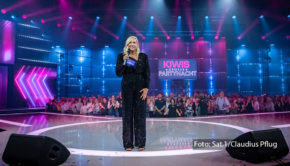 Am 27. Dezember feiert die erste Ausgabe von „Kiwis großer Partynacht“ in Sat.1 ihre Premiere. Gastgeberin Andrea Kiewel begrüßt zur großen Auftaktshow zwischen den Jahren Musikstars wie Anastacia, Peter Maffay, PUR, Vanessa Mai, Alphaville und DJ Ötzi. (Foto: Sat.1/Claudius Pflug)