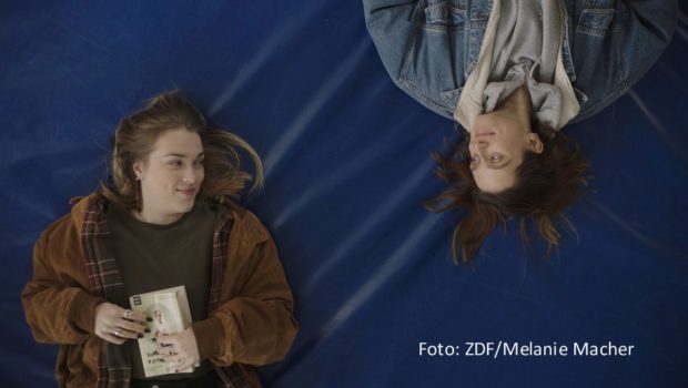 Drei neue Kurzfilme aus der Reihe „KlassiXS“ mit Neuinterpretationen großer Stoffe der Weltliteratur strahlt 3sat am 9. Dezember aus. Dazu gehört auch „Nichts ist schön“ mit Julia Müller und Elena Sophie Herzog, der auf Georg Büchners Klassiker „Leonce und Lena“ basiert. (Foto: ZDF/Melanie Macher)