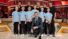 Moderator Kai Pflaume lädt am 4. Februar zu einer neue Ausgabe seiner Show „Klein gegen Groß“ im Ersten ein. Darin treten diesmal u.a. die TikTok-Stars Elevator Boys, die Schauspielerin und Influencerin Julia Beautx, der „Tagesschau“-Sprecher Constantin Schreiber und der Schauspieler Elyas M’Barek an. (Foto: NDR/Thorsten Jander)
