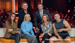Zum 50. Mal lädt Moderator Kai Pflaume am 15. Oktober zur ARD-Show „Klein gegen Groß“ ein. Prominente Mitspielerinnen und Mitspieler sind diesmal u.a. Sängerin Andrea Berg, Schauspieler Hans Sigl und dessen Kolleginnen Diane Kruger und Annette Frier sowie Youtuber Sascha Huber. (Foto: NDR/Thorsten Jander)