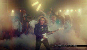 Als Testimonial des Solartechnologie-Anbieters Kleines Kraftwerk ist Entertainerin Barbara Schöneberger ab dem 5. Februar in einem neuen Werbespot zu sehen. Der Clip läuft in der ARD, bei RTL, ntv, Vox, VoxUp und in sozialen Medien. (Foto © Kleines Kraftwerk)