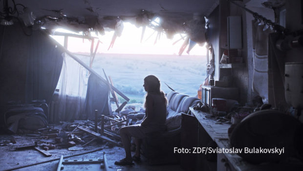 Krieg vom Sofa aus erleben? Die ukrainische Filmemacherin Maryna Er Gorbach erzählt in ihrem Drama „Klondike“ vom Beginn des Ukraine-Krieges. Anlässlich des goEast Festivals in Wiesbaden zeigt 3sat den bewegenden Film als deutsche Free-TV-Premiere am Samstag, den 22. April 2023. (Foto: ZDF/Sviatoslav Bulakovskyi)