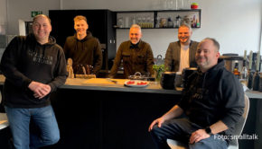 Zum „Kloster Kitchen“-Neujahrstreffen mit Wunderknolle reiste Roland Trettl nach Reichenschwand bei Nürnberg. Der Moderator, Autor und Starkoch ist Markenbotschafter der beliebten Ingwershots und stellte sich u.a. mit Norbert Kessler und Mario Fürst von der Geschäftsführung in die Küche. (Foto: smalltalk)