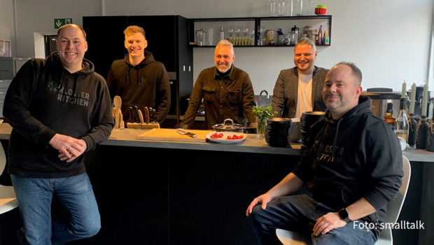 Zum „Kloster Kitchen“-Neujahrstreffen mit Wunderknolle reiste Roland Trettl nach Reichenschwand bei Nürnberg. Der Moderator, Autor und Starkoch ist Markenbotschafter der beliebten Ingwershots und stellte sich u.a. mit Norbert Kessler und Mario Fürst von der Geschäftsführung in die Küche. (Foto: smalltalk)