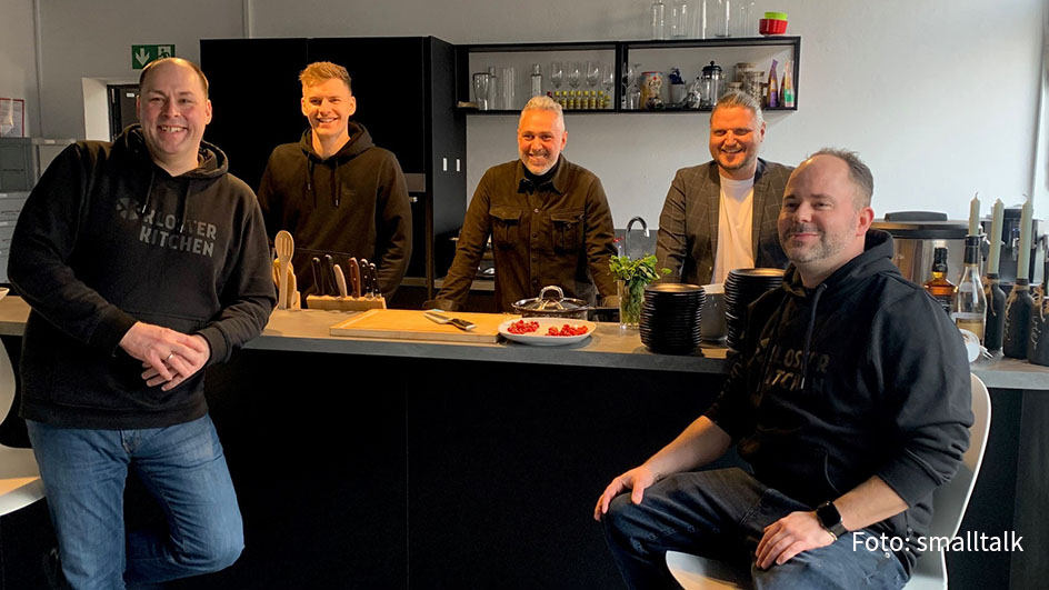 Zum „Kloster Kitchen“-Neujahrstreffen mit Wunderknolle reiste Roland Trettl nach Reichenschwand bei Nürnberg. Der Moderator, Autor und Starkoch ist Markenbotschafter der beliebten Ingwershots und stellte sich u.a. mit Norbert Kessler und Mario Fürst von der Geschäftsführung in die Küche. (Foto: smalltalk)