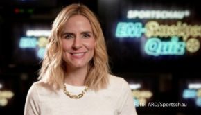 Moderatorin Stephanie Müller-Spirra ruft interessierte Fans dazu auf, sich via App für das „Sportschau EM-Kneipenquiz“ im Ersten zu bewerben. Die erste Ausgabe der in Bochum produzierten Fußball-Rateshow, die die ARD-Sendetage bei der EM abrundet, läuft am 15. Juni. (Foto: ARD/Sportschau)
