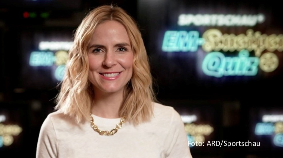Moderatorin Stephanie Müller-Spirra ruft interessierte Fans dazu auf, sich via App für das „Sportschau EM-Kneipenquiz“ im Ersten zu bewerben. Die erste Ausgabe der in Bochum produzierten Fußball-Rateshow, die die ARD-Sendetage bei der EM abrundet, läuft am 15. Juni. (Foto: ARD/Sportschau)