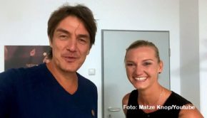 Für seine Video-Reihe „Knops Kult-Liga“ hat Comedian Matze Knop die DFB-Kapitänin Alexandra Popp getroffen. In dem Youtube-Interview geht’s u.a. um ihre Nominierung für den „Ballon d’Or“ und ihre Eindrücke vom Endspiel der Europameisterschaft. (Foto: Matze Knop/Youtube)