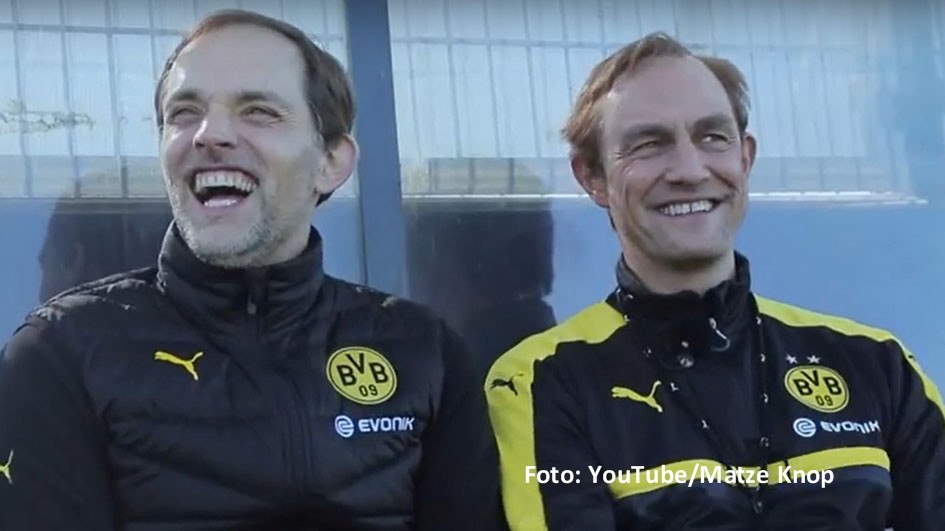 Schon während Thomas Tuchels Zeit bei Borussia Dortmund schlüpfte Comedian Matze Knop in die Rolle des Fußballtrainers. Anlässlich Tuchels Bundesliga-Comeback bei Bayern München knüpft Knop daran in der aktuellen Folge des Podcasts „Echte Champions XXL“ mit Reiner Calmund und Tobias Holtkamp an. (Foto: Youtube/Matze Knop)