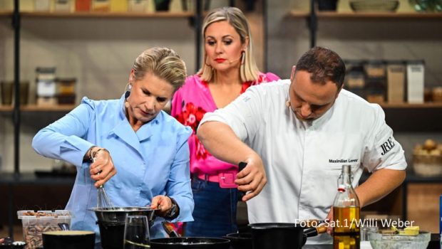 Moderatorin Ruth Moschner hat auch in Staffel 3 des Sat.1-Kochwettkampfs „Kühlschrank öffne dich!“ alles im Blick. Zum Auftakt am 3. April treten die Hamburger Spitzenköchin Cornelia Poletto und ihr Kölner Kollege Maximilian Lorenz als Duo gegen die steirischen Küchenprofis Johann Lafer und Richard Rauch an. (Foto: Sat.1/Willi Weber)