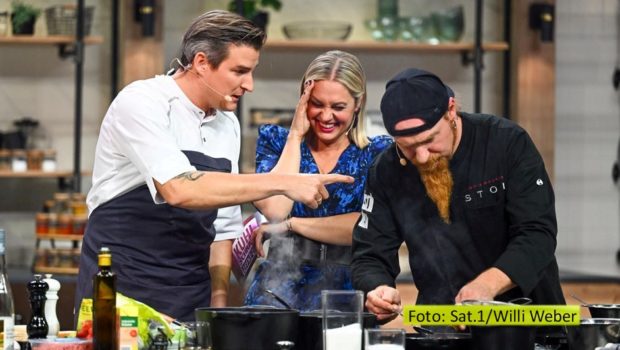 Mit Spaß, aber auch mit voller Konzentration stürzen sich die Köche Matthias Gfrörer und Ludwig Maurer am 10. April in den Sat.1-Wettkampf „Kühlschrank öffne dich!“. Neben den beiden begrüßt Moderatorin Ruth Moschner als gegnerisches Team Viktoria Fuchs und Haya Molcho. (Foto: Sat.1/Willi Weber)