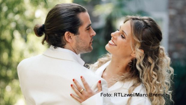 In der RTLzwei-Soap „Köln 50667“ spielen Carolina Noeding und Daniel Peukmann das Ehepaar Jule und Marc. Nun heiraten sie auch im richtigen Leben. RTLzwei begleitet die Zeremonie auf Mallorca am heutigen 28. Juli live. (Foto: RTLzwei/Marco Bremer)