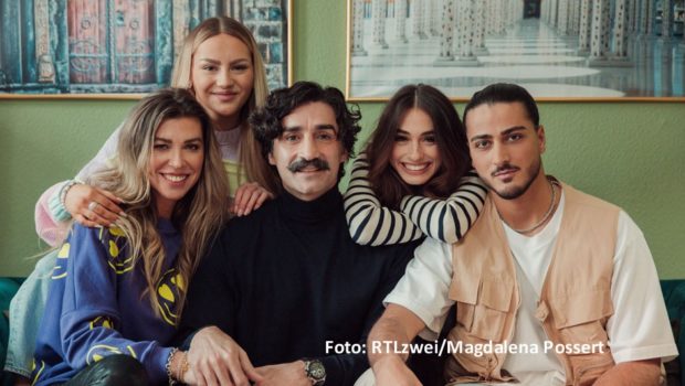Mit vielen neuen Charakteren und Schauplätzen geht’s ab dem 20. März in der Daily Soap „Köln 50667“ bei RTLzwei weiter. So feiern u.a. Sophia Kretschmann, Marleen Schäfer, Mahir Aggül, Luna Farina und Umut Parmak als deutsch-türkische Patchwork-Familie ihren Einstand. (Foto: RTLzwei/Magdalena Possert)