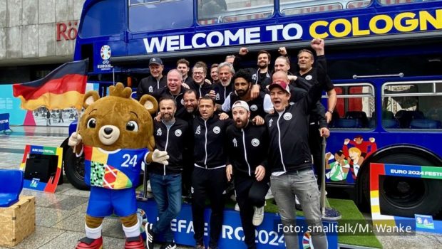 Am Rande der Fußball-Europameisterschaft steht auch die deutsche Komiker-Nationalmannschaft um Kapitän Matze Knop vor einer großen Herausforderung. Am 24. Juni treten die Comedy-Kicker auf dem Spielfeld und auf der Bühne zum Spaß-Länderkampf gegen England an. (Foto: smalltalk/M. Wanke)