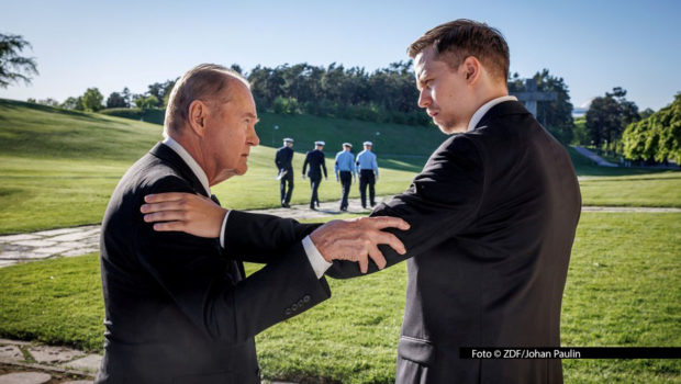 In der neuen Staffel von „Kommissar Beck“ wird Vilhelm (Valter Skarsgård), der Enkel von Routinier Martin Beck (Peter Haber), zum Mitglied der Mordkommission befördert. Das ZDF, das als Koproduzent beteiligt ist, strahlt vier aktuelle Folgen des Schweden-Krimis ab dem 17. Mai aus. Foto © ZDF/Johan Paulin