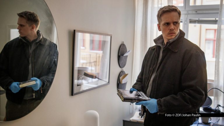 Ein komplizierter Fall wartet am 24. Mai im ZDF auf den von Valter Skarsgård gespielten Vilhelm Beck. Der junge Mordermittler und seine Kollegen müssen in der neuen Folge von „Kommissar Beck“ den Mord an einem Podcaster aufklären. Dabei kommt auch Routinier Martin Beck wieder ins Spiel. Fotos © ZDF/Johan Paulin