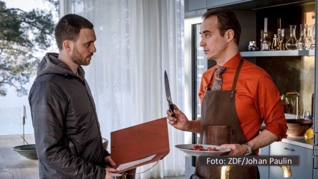 Die dritte Folge der aktuellen Staffel des Schweden-Krimis „Kommissar Beck“ läuft am 24. September im ZDF. Martin Wallström als Ermittler Josef gerät darin selbst unter Mordverdacht. Zuvor hat ihm der Chef der Geheimpolizei (Jonas Karlsson) einen dubiosen Auftrag erteilt. (Foto: Johan Paulin)