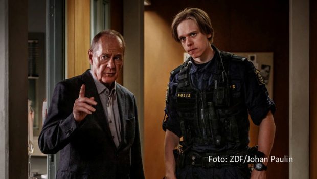 Das Stockholmer Mordkommissions-Team um den von Peter Haber gespielten Martin Beck muss ab 10. September im ZDF vier neue Fälle lösen. Bei „Kommissar Beck“ begrüßt der Altmeister diesmal seinen von Valter Skarsgård gespielten Enkel als Auszubildenden im Polizeidienst. (Foto: ZDF/Johan Paulin)