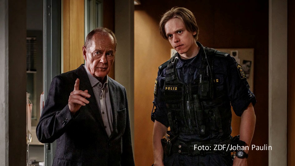 Das Stockholmer Mordkommissions-Team um den von Peter Haber gespielten Martin Beck muss ab 10. September im ZDF vier neue Fälle lösen. Bei „Kommissar Beck“ begrüßt der Altmeister diesmal seinen von Valter Skarsgård gespielten Enkel als Auszubildenden im Polizeidienst. (Foto: ZDF/Johan Paulin)