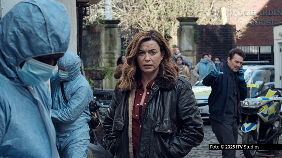 Bei MagentaTV+ gibt’s ab sofort exklusiv den fesselnden Thriller „Krähenmädchen“ nach Erik Axl Sunds Bestseller-Trilogie. Eve Myles spielt darin DCI Jeanette Kilburn, die in Bristol eine rätselhafte Mordserie untersucht und in ein Netz aus Lügen und dunklen Geheimnissen gerät. (Foto: 2025 ITV Studios)