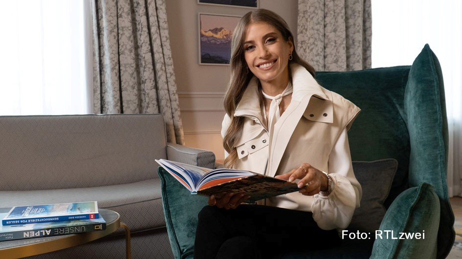 Moderatorin und Reiseexpertin Cathy Hummels führt am 22. August durch eine neue Ausgabe der Rankingshow „Krass und Crazy“ bei RTLzwei. Dabei dreht sich alles um besonders ausgefallene Hotels an den unterschiedlichsten Schauplätzen – von den Malediven bis zum Harz. (Foto: RTLzwei)